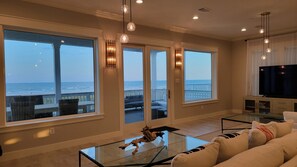 Smart TV, video games, books, music library - BEACHFRONT! HOT TUB! ELEVATOR! CUSTOM-BUILT! GATED COMMUNITY! BEACH, STEPS AWAY! (Galveston)
