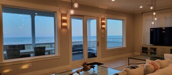 BEACHFRONT! HOT TUB! ELEVATOR! CUSTOM-BUILT! GATED COMMUNITY! BEACH, STEPS AWAY!