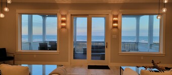 BEACHFRONT! HOT TUB! ELEVATOR! CUSTOM-BUILT! GATED COMMUNITY! BEACH, STEPS AWAY!