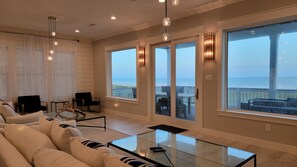 Smart TV, video games, books, music library - BEACHFRONT! HOT TUB! ELEVATOR! CUSTOM-BUILT! GATED COMMUNITY! BEACH, STEPS AWAY! (Galveston)