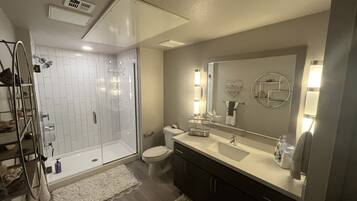 淋浴設備、提供毛巾、番梘、洗頭水