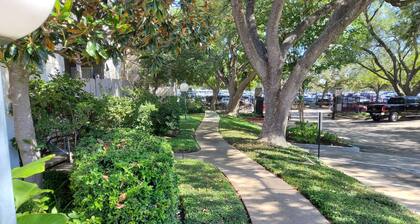 Posh Cozy 2 Bedroom Condo in Med Center/NRG