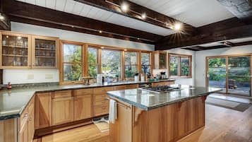 Geladeira, micro-ondas, fogão, cooktop