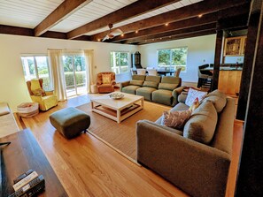 智能电视、壁炉、书