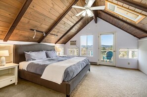 3 soverom, skrivebord, strykejern/-brett og reiseseng for barn