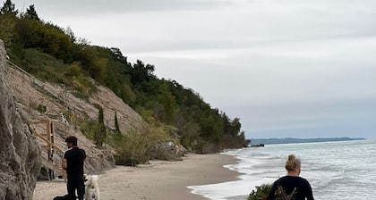Romantic Huron Waterfront Cottage/ pet friendly / Private Beach/OutShower/ pool