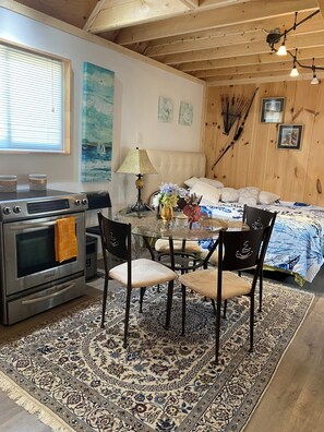 1 Schlafzimmer, Schreibtisch, Bügeleisen/Bügelbrett, Reisekinderbett