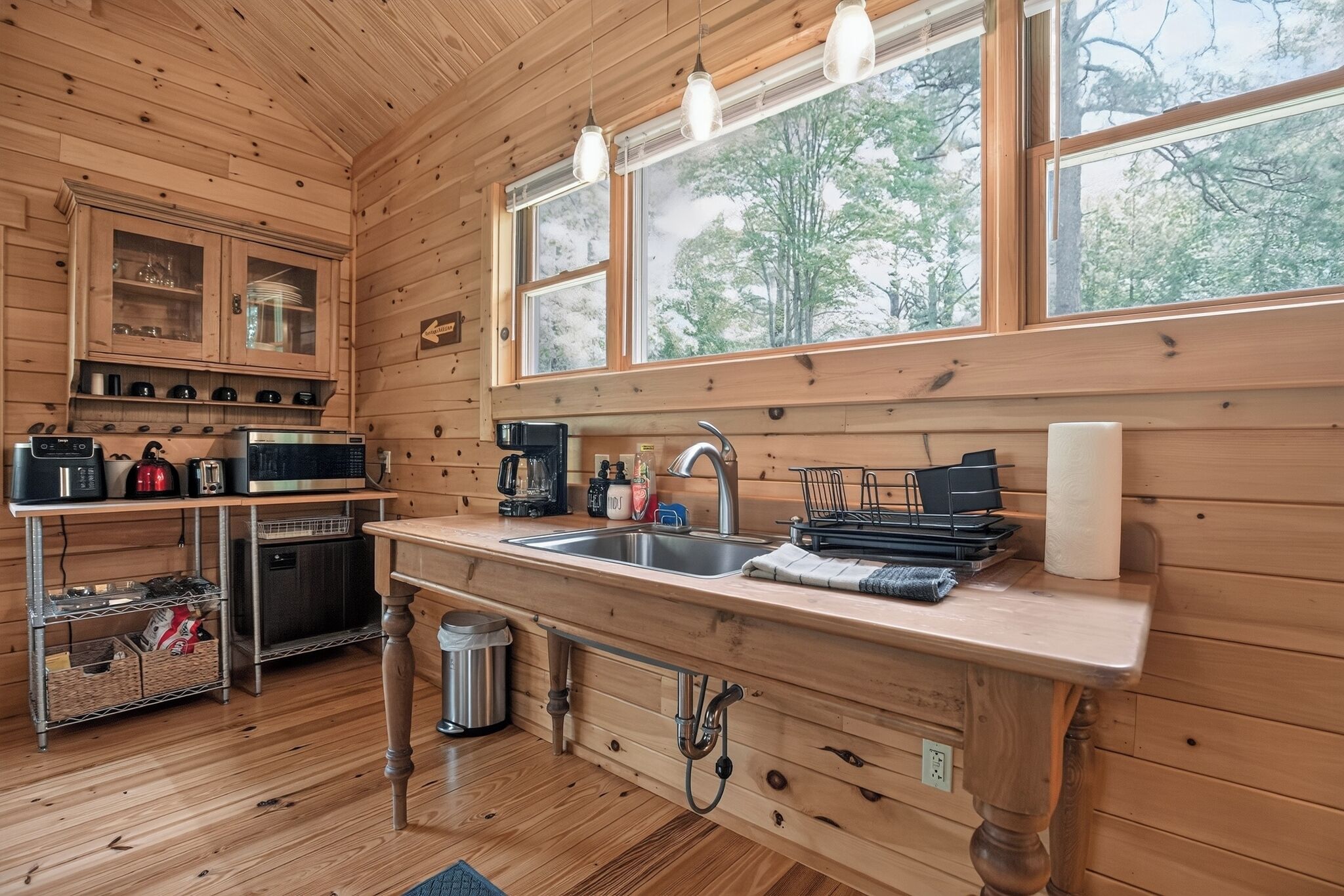 Coffee/tea maker, dining table