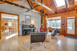 Smart TV, fireplace
