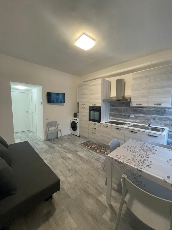 Kühlschrank, Mikrowelle, Ofen, Herdplatte