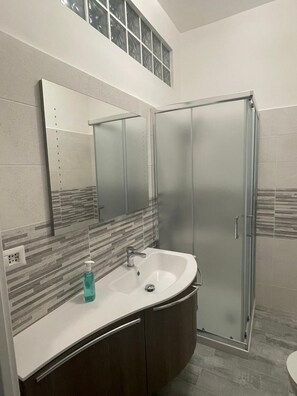 Haartrockner, Handtücher, Seife, Toilettenpapier