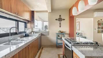 Condo Deluxe | Cocina privada | Refrigerador con congelador, microondas, horno y lavavajillas