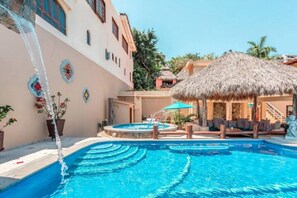 Piscine extérieure, parasols