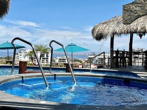 Piscine extérieure, parasols