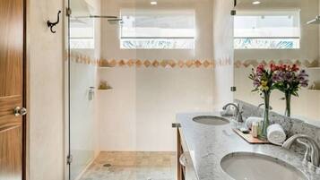 Kondo Deluks | Kamar mandi | Shower, pancuran hujan, pengering rambut, dan handuk