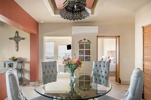 Kondo Deluks | Ruang makan