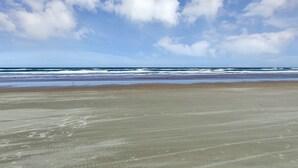 A beach with a wide sandy shore and ocean waves. - Ocean Front 1 Bed renovated in Daytona Beach (Daytona Beach)