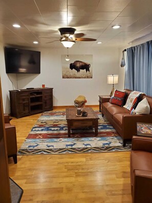 TV - Fully Remodeled Mountain View home near Glacier National Park (Coram)