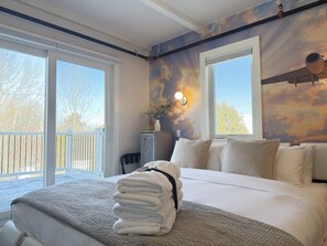6 habitaciones, escritorio y tabla de planchar con plancha