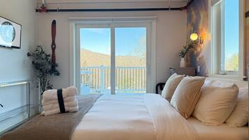 6 bedrooms, desk, iron/ironing board, travel crib