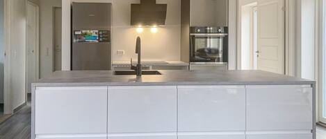 Kühlschrank, Herdplatte, Geschirrspüler