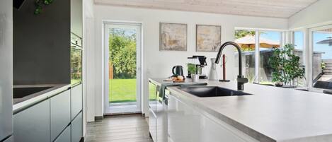 Køleskab, kogeplade, opvaskemaskine, kaffe-/temaskine