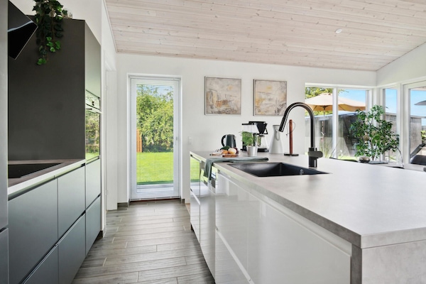 Jääkaappi, liesi, astianpesukone, kahvin-/teenkeitin