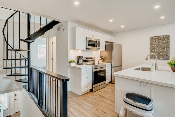 Refrigerador, microondas, horno y parrilla de estufa