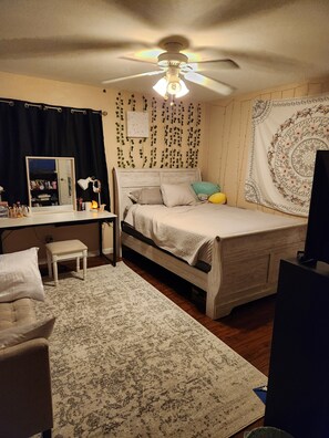 4 habitaciones, escritorio, tabla de planchar con plancha y wifi 