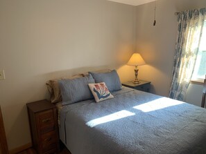 3 bedrooms, iron/ironing board, WiFi, bed sheets - Charming cottage, walking distance to Arnolds Park (Arnolds Park)
