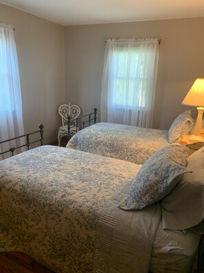 3 bedrooms, iron/ironing board, WiFi, bed sheets - Charming cottage, walking distance to Arnolds Park (Arnolds Park)