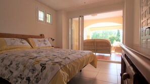 5 Schlafzimmer, Zimmersafe, Bügeleisen/Bügelbrett, Reisekinderbett
