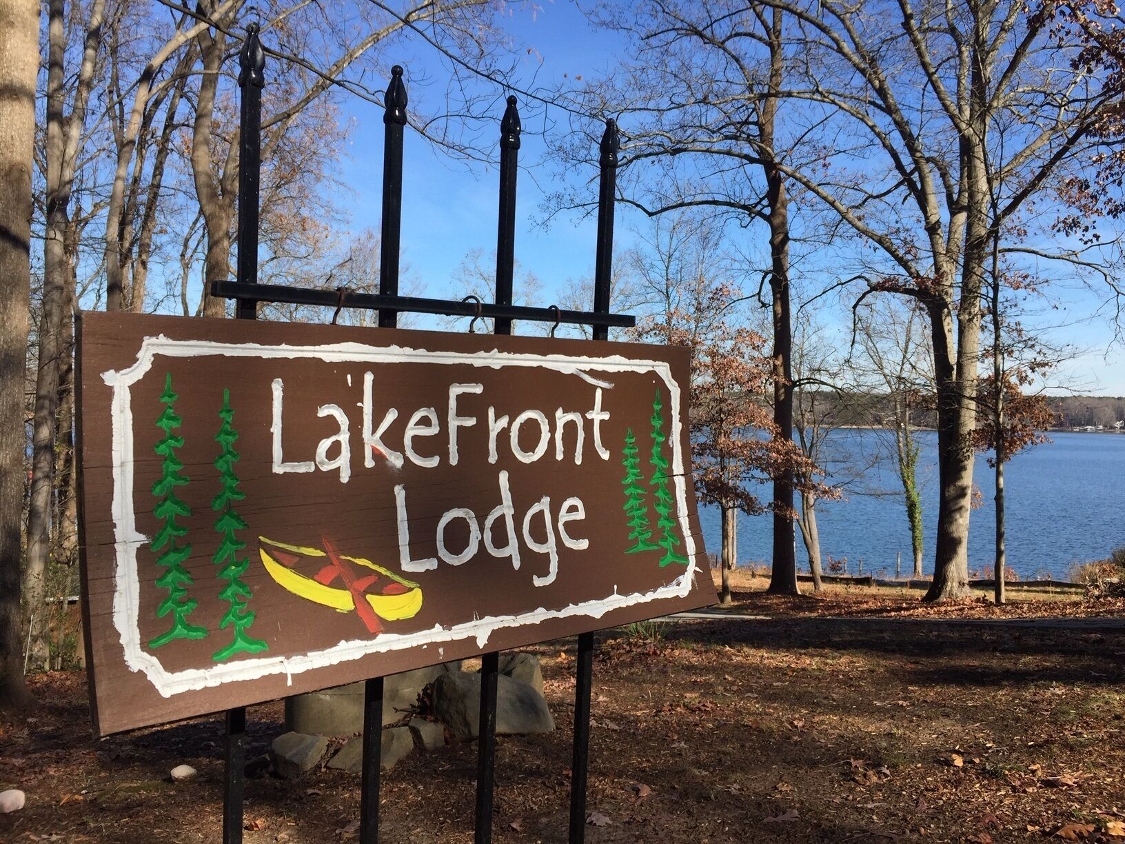 Cosy Lakefront Log Cabin