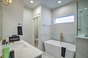 Free toiletries, towels - Luxe Houston Townhome w/ Balcony! (Houston)