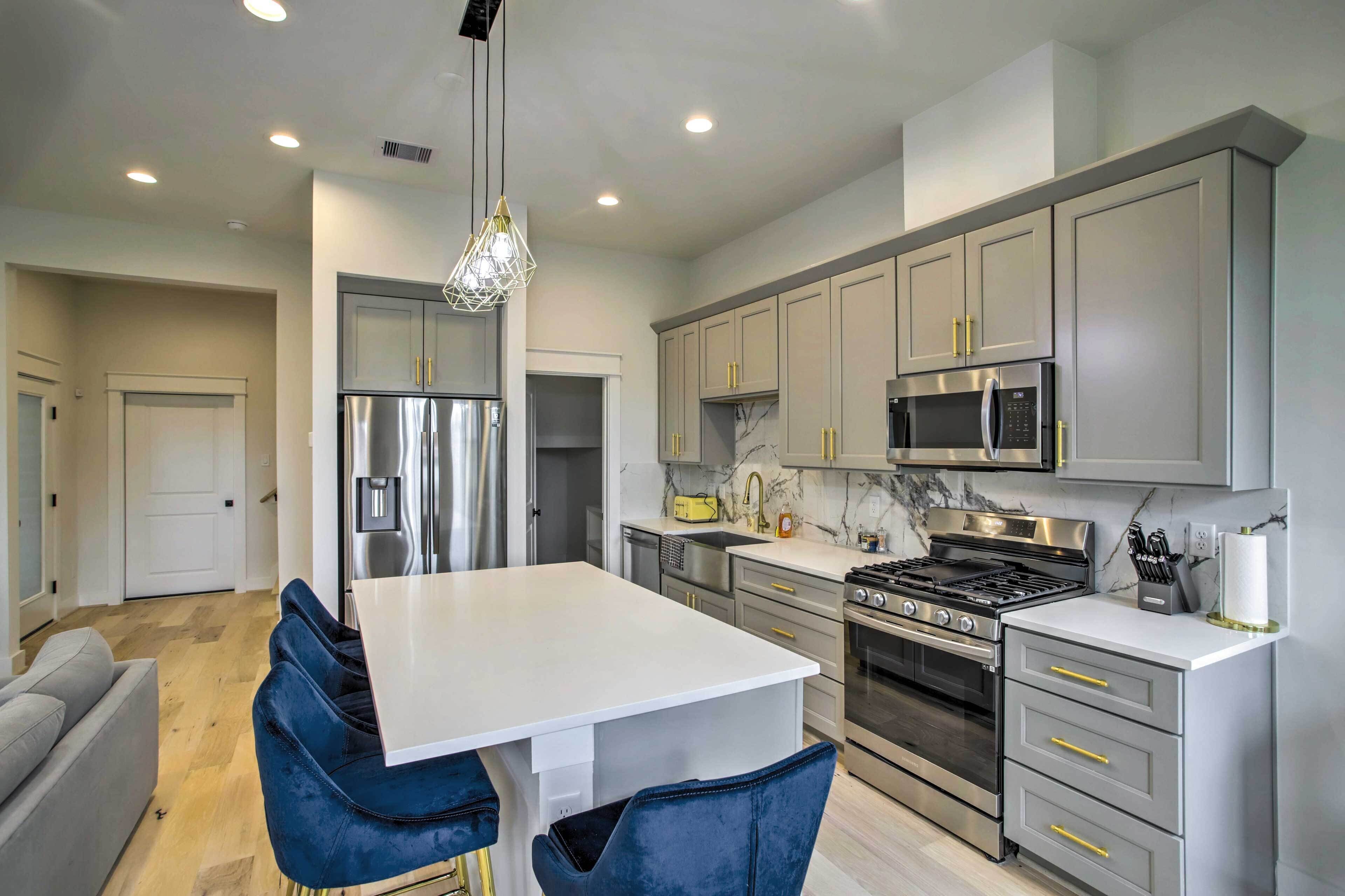 Fridge, microwave, stovetop, dishwasher