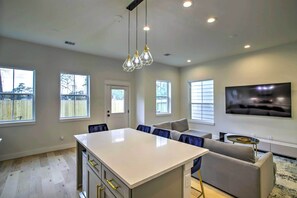 Fridge, microwave, stovetop, dishwasher - Luxe Houston Townhome w/ Balcony! (Houston)
