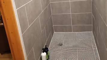 SĂšche-cheveux, serviettes fournies, savon, papier toilette