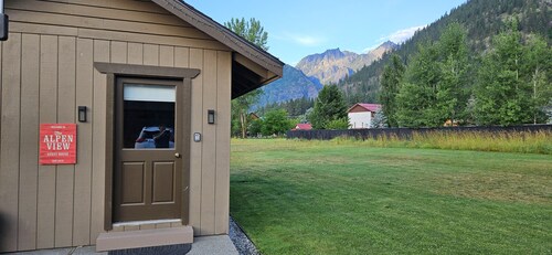 1.5 Miles to Down Town Leavenworth! Walk to hiking trails. 