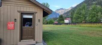 1.5 Miles to Down Town Leavenworth! Walk to hiking trails. 