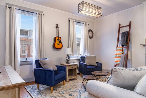 Lovely 2 BR apt, free parking, downtown Lewisburg