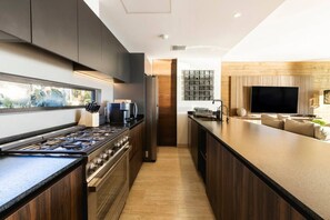 Kühlschrank, Wasserkocher mit Kaffee-/Teezubehör