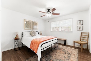 3 habitaciones, escritorio y tabla de planchar con plancha 