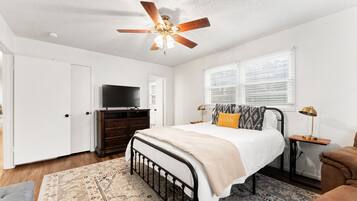 3 Schlafzimmer, Schreibtisch, Bügeleisen/Bügelbrett, Reisekinderbett