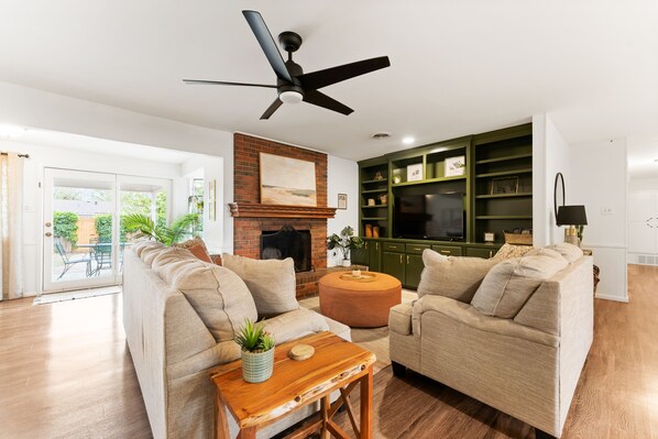 Smart TV, chimenea y libros 