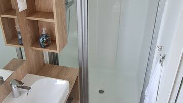 Een douche, een haardroger, handdoeken, zeep