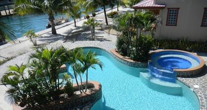 Moderno-Vista a la Piscina-Condominio-Baño con ducha