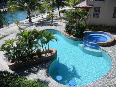 Casa de Amigos, Island Townhome