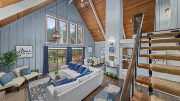 Een smart-tv, een open haard, een dvd-speler en tafelvoetbal