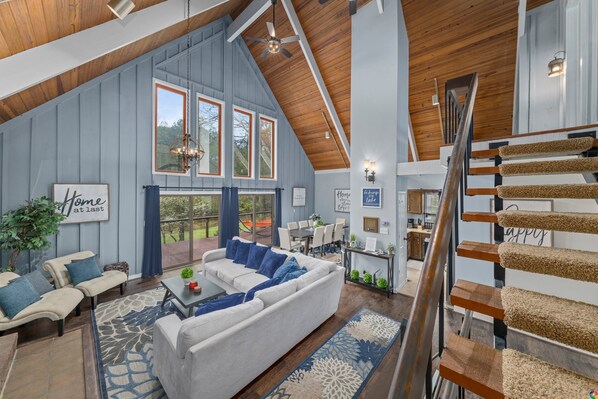 Smart TV, chimenea, reproductor de DVD y futbolito 