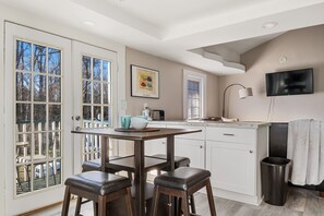 Dining - Cozy stay in the heart of Ashland (ashland)